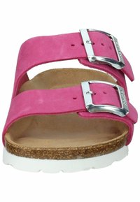 Rosa Wildledersandale mit zwei breiten Riemen und silbernen Schnallen, konturiertem Korkfußbett und weißer Gummisohle. Flaches Design, offene Zehenform.