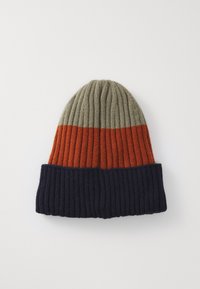 Ribbed dzianinowa czapka z podwiniętym brzegiem w oliwkowej zieleni, rdzawej pomarańczy i granatowych blokach kolorowych na białym tle.
