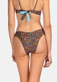 Bikini w brązowym i turkusowym wzorze piór, z zapięciem na plecach i majtkami o wysokim wycięciu. Miękki, elastyczny materiał.