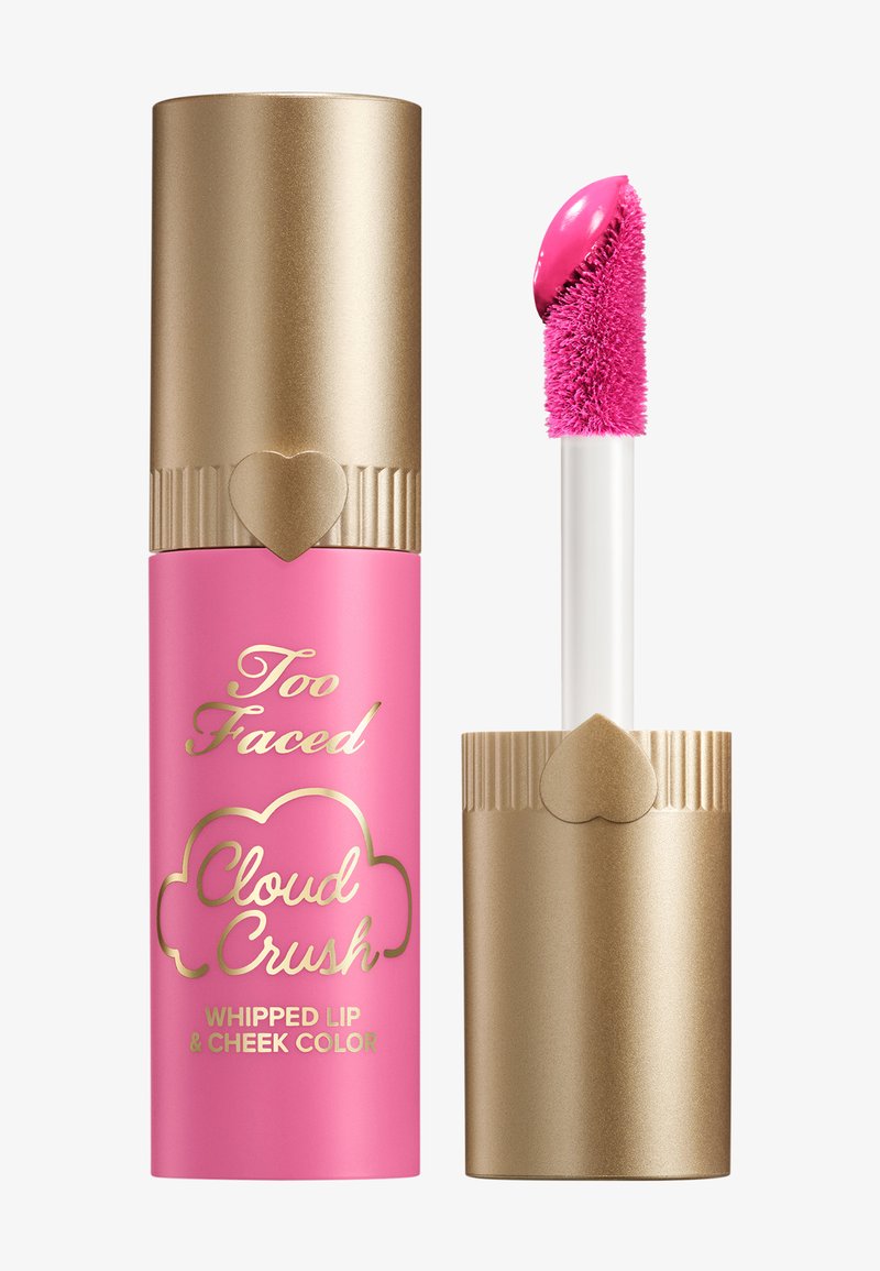 Too Faced Cloud Crush Whipped Lip & Cheek Color in een roze tube met gouden accenten. De spatelapplicator heeft een zachte tip voor een gemakkelijke applicatie.
