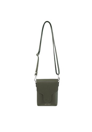 Bolso cruzado de cuero en verde oliva con un acabado texturizado, cierre de botón a presión y correa ajustable. Presenta un sutil logo en la parte inferior.