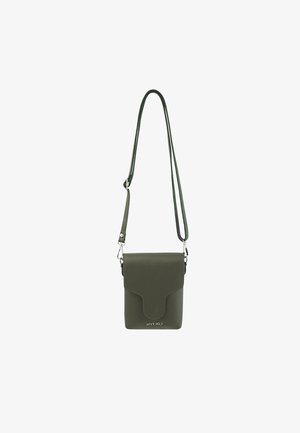 Olive zelená kožená crossbody taška s textúrovaným povrchom, na zacvakávanie a nastaviteľným popruhom. Obsahuje jemné logo na spodnej strane.