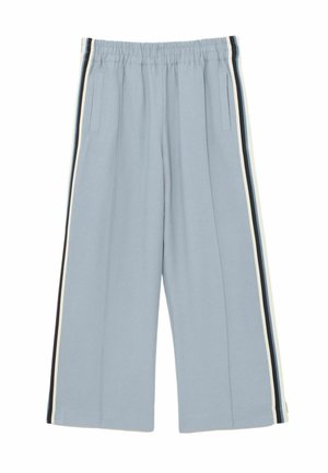 Világoskék, bőszárú nadrág elasztikus derékpánttal, oldalzsebekkel és kontrasztos fekete-fehér csíkokkal az oldalakon.