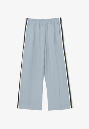 Pantaloni largi bleu deschis cu talie elastică, prevăzuți cu buzunare laterale și dungi contrastante alb-negru pe părțile laterale.