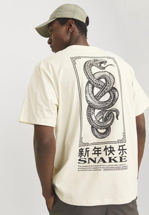 JORSNAKE CREW NECK - Print T-shirt - antique white