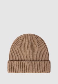 Beanie marrone lavorato a maglia con texture a coste e bordo piegato. Il materiale sembra morbido e caldo, adatto per essere indossato in climi freddi.