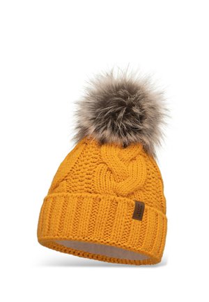 Gul strikkebeanie med en stor grå pelskvast på toppen, udstyret med et fletmønster og et brunt label på cuffen.