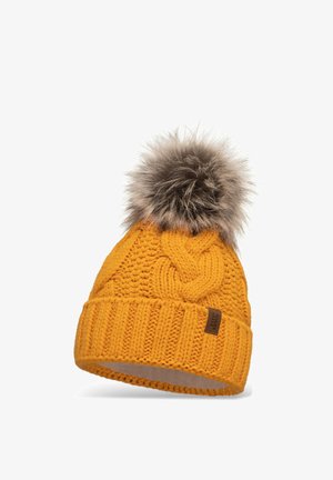 Gelbe Strickmütze mit einem großen grauen Fellpompon oben, verfügt über ein geflochtenes Muster und ein braunes Etikett am Bündchen.