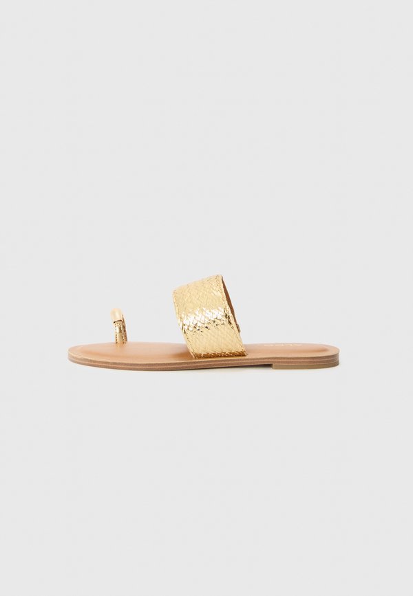 BEACHWALK - T-bar sandals