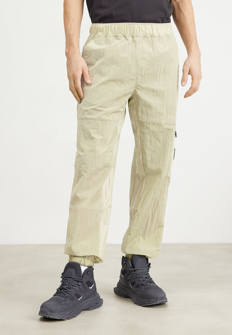 Calvin Klein Jeans - UTILITY PANT - Nadrágok - oil green, Nagyítás