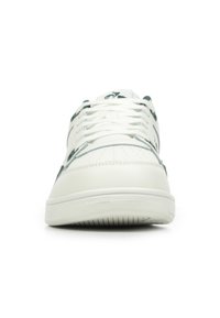 Witte leren sneakers met groene accenten. Bevat een geperforeerde neus, platte veters en een getextureerde rubberen zool. Rond neusvorm.