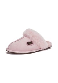 Rosa mockaskor med en fluffig pälsfoder, öppen bakdesign och en texturerad gummisula som har en liten logotyp.