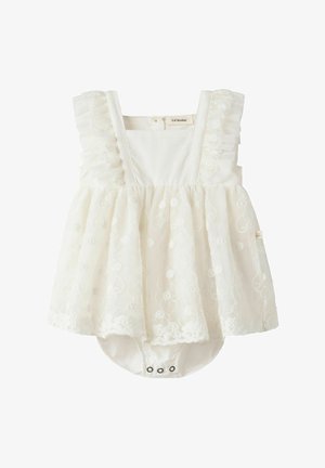 Rochie albă pentru bebeluși, cu strat din dantelă florală, bretele cu volănașe și capse la baza pentru schimbarea ușoară a scutecului.