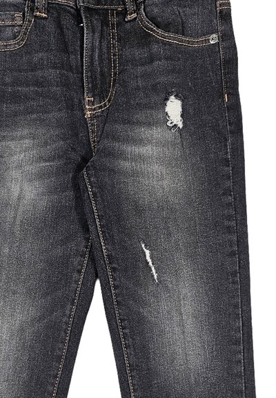Jeans in denim nero sbiadito con patch strappati sulla coscia destra e cuciture beige lungo le tasche e le cuciture.