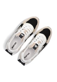 Sneakers met een zwarte mesh bovenkant, beige suède accenten en witte veters. Heeft een gewatteerde kraag en logo-details op de tong en hiel.