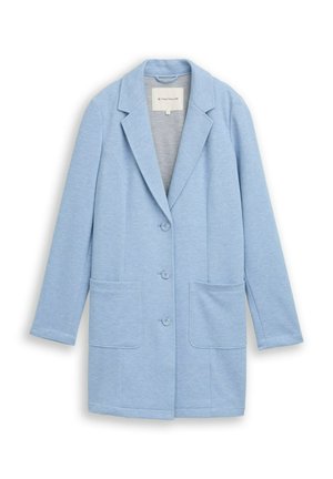 Hellblauer, langärmeliger Blazer mit Reverskragen, drei vorderen Knöpfen und zwei großen aufgesetzten Taschen auf weißem Hintergrund.