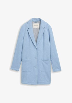 Jasnoniebieska marynarka z długim rękawem z wyciętymi klapami, trzema guzikami z przodu oraz dwoma dużymi naszywanymi kieszeniami na białym tle.