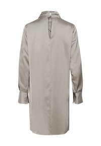 Lange satijnen blouse met lange mouwen in lichtgrijs, met een sleutelgatopening op de rug, manchetmouwen en een rechte snit. Gladde textuur en minimalistisch ontwerp.