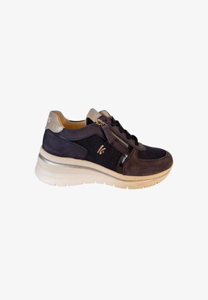 Sneaker con lacci realizzato con un mix di tessuto nero e suede, con un accento metallico sul tallone, pannelli testurizzati e una cerniera laterale. Suola leggera.