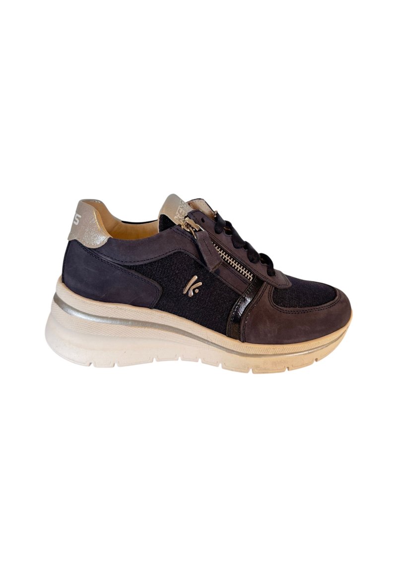 Sneaker con lacci realizzato con un mix di tessuto nero e suede, con un accento metallico sul tallone, pannelli testurizzati e una cerniera laterale. Suola leggera.