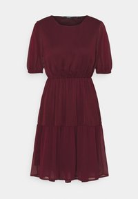 Bordeauxfarbenes kurzärmeliges Kleid mit elastischem Bund, gestuftem Rock und rundem Ausschnitt, aus leichtem, halbtransparentem Material.