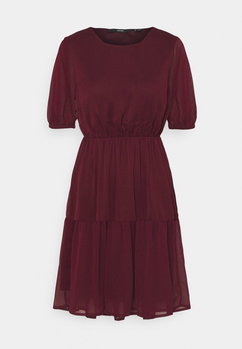 Bordeauxfarbenes kurzärmeliges Kleid mit elastischem Bund, gestuftem Rock und rundem Ausschnitt, aus leichtem, halbtransparentem Material.