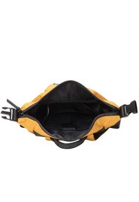Borsa in tela gialla con interno nero, chiusura con zip e robusti accessori neri. All'interno presenta tasche per l'organizzazione.