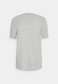 Lys grå, kortærmet T-shirt lavet af blødt stof; har rund halsudskæring og en afslappet pasform uden synlige logoer eller mønstre.