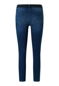 Dunkelblaue Jeans mit glatter Textur, ausgestattet mit einem dehnbaren schwarzen Bund, zwei Gesäßtaschen und einem schlanken Schnitt.
