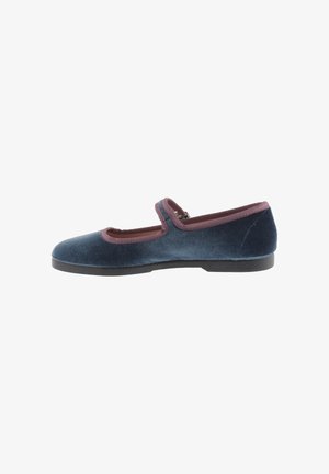 Bailarina de terciopelo en azul profundo y burdeos. Presenta una puntera redondeada, una correa elástica y una suela baja de goma negra. Textura suave en general.