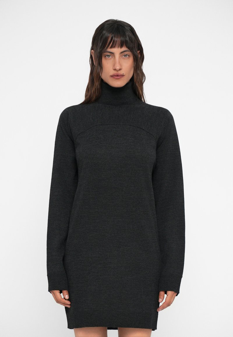 Mørk grå turtleneck sweaterkjole, lange ærmer, slim fit, blød tekstur, knælang, har en buet sømdetalje hen over brystet.