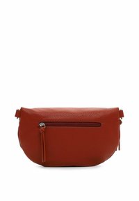 Borsa in pelle di colore ruggine, con superficie strutturata e forma arrotondata, dotata di una tasca con zip frontale e dettaglio in frange sul lato. Design minimalista.