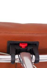 Borsa in pelle marrone con una superficie liscia, dotata di un attacco Klickfix in plastica nera e di un pulsante di rilascio rosso, insieme a una maniglia in argento lucido.
