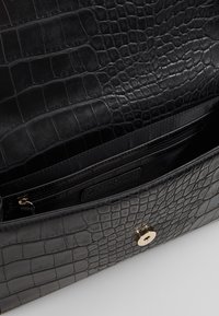 Valentino Bags Taška s příčným popruhem - black