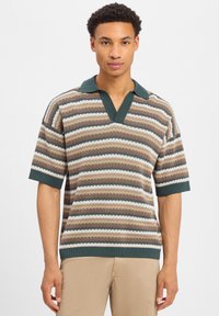 Korte mouwen gebreide poloshirt met v-hals, met horizontale strepen in bruin, crème en groen; textiel met structuur en geribbelde boorden.