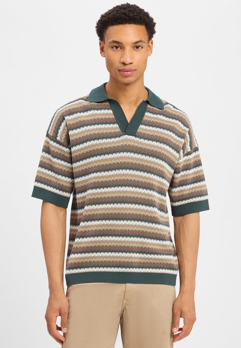 Korte mouwen gebreide poloshirt met v-hals, met horizontale strepen in bruin, crème en groen; textiel met structuur en geribbelde boorden.