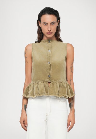 Top peplum en velours côtelé vert olive avec un col haut, fermeture à boutons et ourlet effiloché. Design sans manches, tissu texturé et taille cintrée.