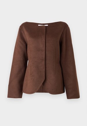 Brun, strukturert jakke med scoop hals, lange ermer og frontlukking. Stoffet har et mykt, teksturert utseende.