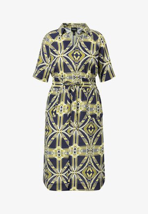 Sukienka koszulowa z krótkimi rękawami, kołnierzem, paskiem wiązanym w talii i geometrycznym wzorem w kolorach granatowym, oliwkowozielonym i białym.