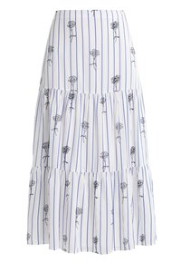 Bílá sukně s modrými vertikálními pruhy a černou květinovou výšivkou. Má vrstvený design s volánovými detaily na lemu.