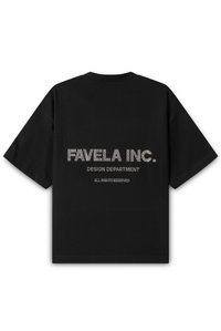 T-shirt noir en coton à manches courtes, mettant en avant "FAVELA INC." et "DÉPARTEMENT DE DESIGN" imprimés en lettres blanches au dos, avec un design sobre.