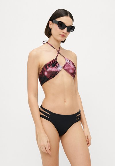 Bikini-Set mit einem mehrfarbigen, gemusterten Neckholder-Oberteil und schwarzem Unterteil mit ausgeschnittenen Trägern. Glattes Material mit einer figurbetonten Passform.