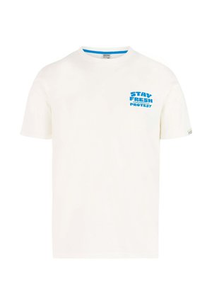Weißes T-Shirt mit kurzen Ärmeln und blauem Text "STAY FRESH PROTEST" auf der linken Brust sowie einem kleinen Etikett am linken Ärmel.