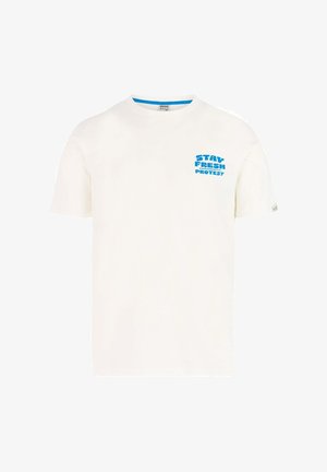 Wit t-shirt met korte mouwen en blauwe tekst "STAY FRESH PROTEST" op de linkerborst en een klein label op de linker mouw.