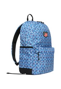 Mochila azul con un diseño floral, que cuenta con un bolsillo frontal, correas ajustables y un panel inferior negro. Logotipo de la marca visible.