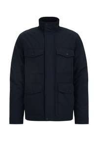 Mörk marinblå herrjacka med hög krage, fyra framfickor med klaff och svarta tryckknappar, samt en framdragkedja som döljs av en knappad placket.