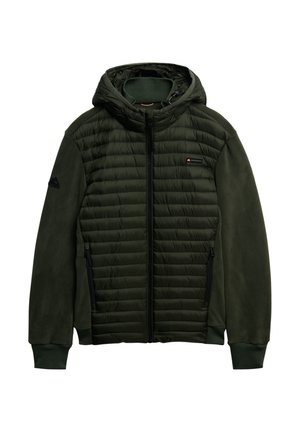 Giacca verde con zip, frontale imbottito, maniche lisce, cappuccio e due tasche con zip. Presenta un'etichetta con il marchio sul petto.