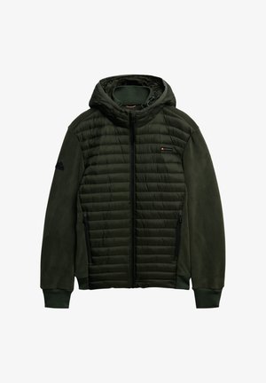 Chaqueta verde con cremallera, con frente acolchado, mangas lisas, capucha y dos bolsillos con cremallera. Presenta una etiqueta de marca en el pecho.