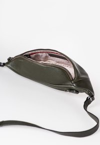 Clutch in pelle verde oliva con superficie strutturata, chiusura con zip e fodera in tessuto leggero con strisce rosse a contrasto.
