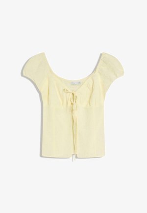 Svetložltá blúzka s krátkymi rukávmi, zdobená našuchorenými ramenami a detailom zväzovania vpredu, s širokým vykrojeným výstrihom.